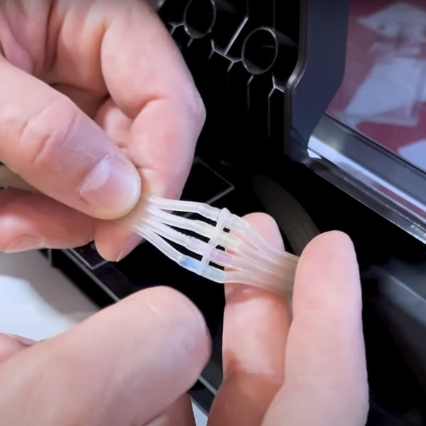 Conector de 6 vias sendo encaixado nas mangueiras
